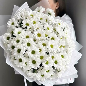 Букет с ромашкаобразными хризантемами