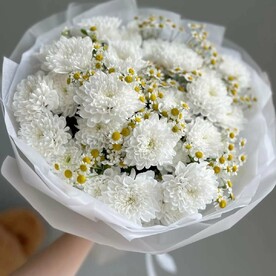 Букет с хризантемами и ромашками