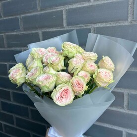 Букет из 9 кустовых пионовидных роз