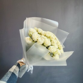 Букет 7 кустовых белых роз