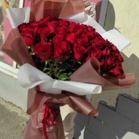 51 роза премиум Эквадор в матовой пленке
