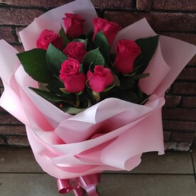 Букет из малиновых роз в матовой пленке