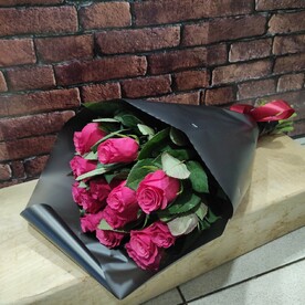 Красные розы в чёрной матовой пленке