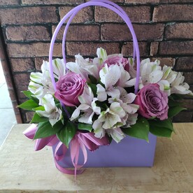 Композиция с розами и альстромерией