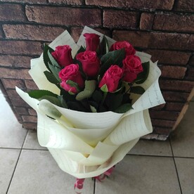 7 Алых роз в дизайнерской упаковке