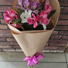 Альстромерия в дизайнерской упаковке