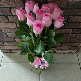 11 розовых роз под ленту