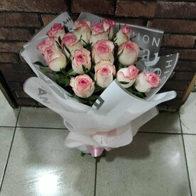 15 нежных роз в дизайнерской упаковке