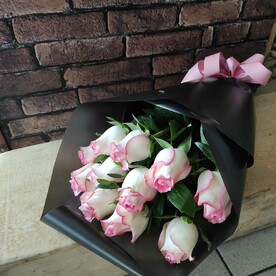 11 нежно розовых роз в дизайнерской упаковке