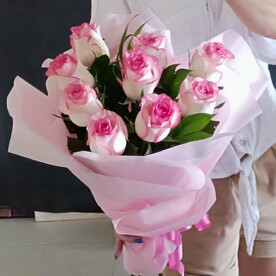 Розы бело-розовые 7 шт в упаковке