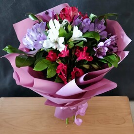 Альстромерия в дизайнерской упаковке