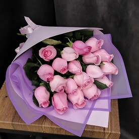 19 розовых роз  в стильной упаковке