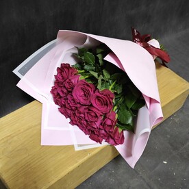 25 красных фирменных роз в стильной упаковке