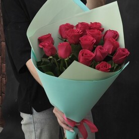 15 красных фирменных роз в стильной упаковке