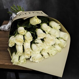 25 белых фирменных роз в стильной упаковке