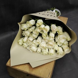 35 белых фирменных роз в стильной упаковке