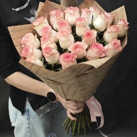 25  фирменных роз "Джумилия" в стильной упаковке