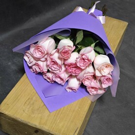 15  фирменных роз "Джумилия" в дизайнерской упаковке