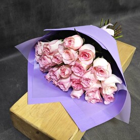 25  фирменных роз "Джумилия" в дизайнерской упаковке