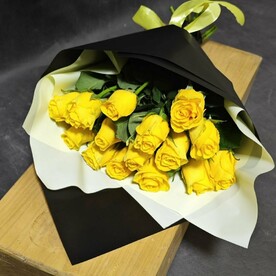 15  фирменных желтых роз в стильной упаковке