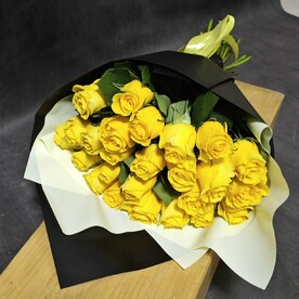 25  фирменных жёлтых роз  в стильной упаковке