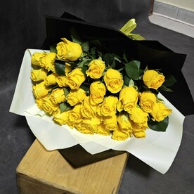 35  фирменных жёлтых роз  в стильной упаковке