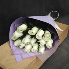 15  фирменных  белых роз  в красивой упаковке