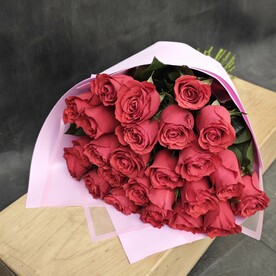 25  фирменных алых роз в стильной упаковке
