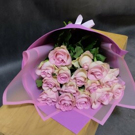 15  фирменных розовых роз  в стильной упаковке 2