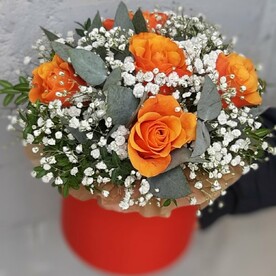 Розы с эвкалиптом и гипсофилой