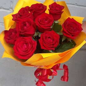 Букет алых роз