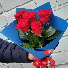 Букет красных роз с оформлением