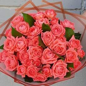 Букет с коралловыми кустовыми розами