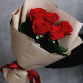 Букет красных роз в стильной упаковке