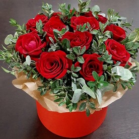 Красные розы в шляпной коробке