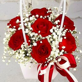 Букет с красными розами и гипсофилой