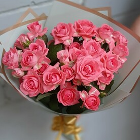 Букет с кустовой розой