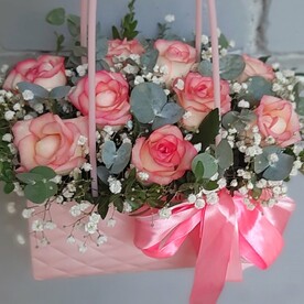 Розы с ароматным эвкалиптом и гипсофилой