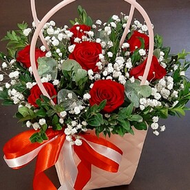 Красные розы с гипсофилой