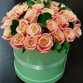 25 коралловых роз