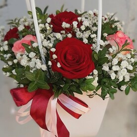 Букер роз с гипсофилой в сумочке