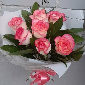 Букет розовых роз с оформлением