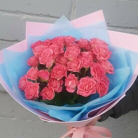 Букет кустовых роз с оформлением