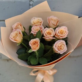 Букет с нежно - персиковыми розами