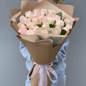 25 розовых роз