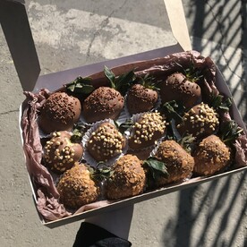 Набор из 12 клубник в шоколаде