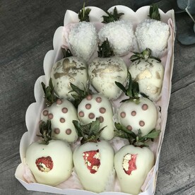 Набор из 12 клубник в шоколаде