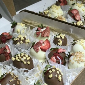 Набор из 16 клубник в шоколаде