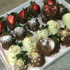 Набор из клубники в шоколаде и шоколадных сердец