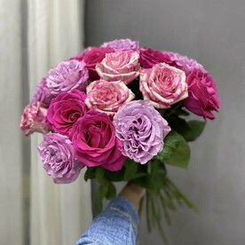 Букет из 17 разноцветных роз